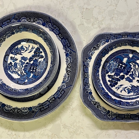Assorted Willow collection plates, bowls, cups and saucers - Picture 1 of 8